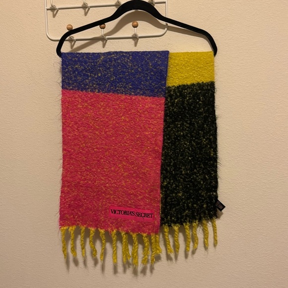 Victoria's secret scarf - Picture 1 of 7